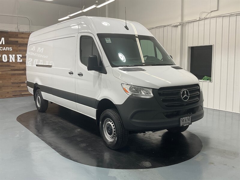 2022 Mercedes-Benz Sprinter 2500 Cargo Van 4X4 /V6 DIESEL / HIGHROOF 170 WB  / ONLY 100 MILES - Photo 2 - Gladstone, OR 97027