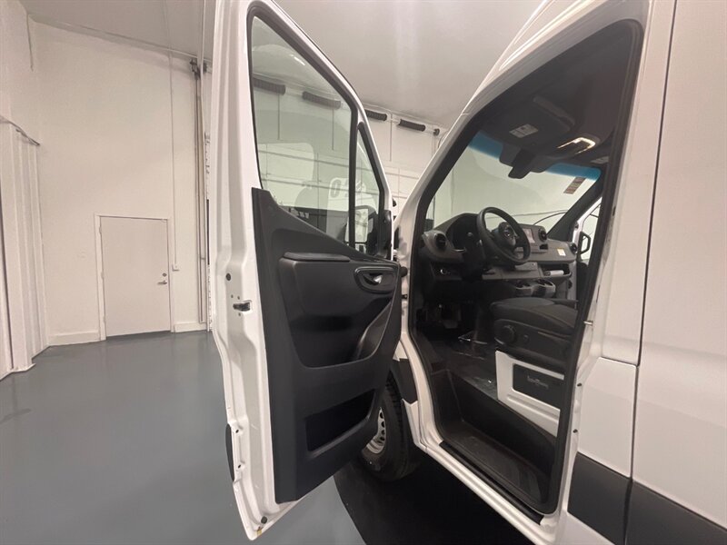 2022 Mercedes-Benz Sprinter 2500 Cargo Van 4X4 /V6 DIESEL / HIGHROOF 170 WB  / ONLY 100 MILES - Photo 48 - Gladstone, OR 97027