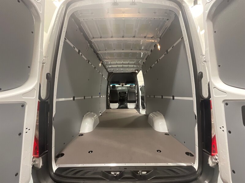 2022 Mercedes-Benz Sprinter 2500 Cargo Van 4X4 /V6 DIESEL / HIGHROOF 170 WB  / ONLY 100 MILES - Photo 10 - Gladstone, OR 97027