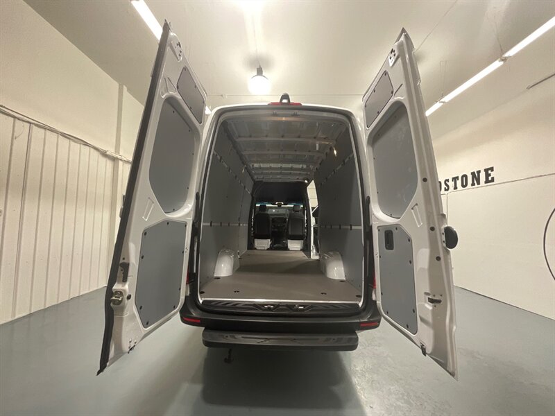 2022 Mercedes-Benz Sprinter 2500 Cargo Van 4X4 /V6 DIESEL / HIGHROOF 170 WB  / ONLY 100 MILES - Photo 9 - Gladstone, OR 97027