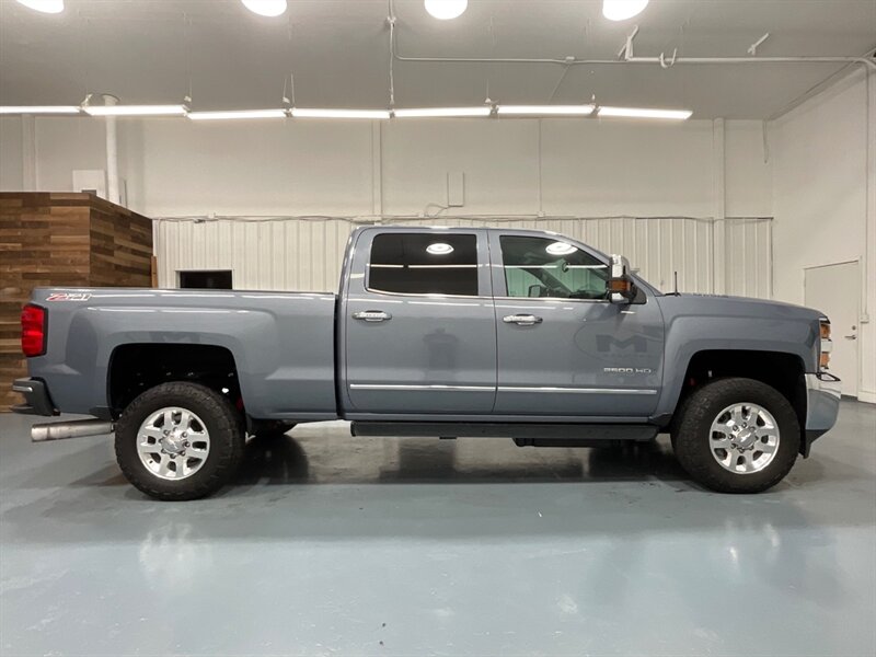 2015 Chevrolet Silverado 2500 LTZ Crew Cab 4X4 / 6.6L DIESEL / Z-71 OFF RD  / Leather Heated & Cooled Seats / Navigation & Camera / ZERO RUST - Photo 4 - Gladstone, OR 97027