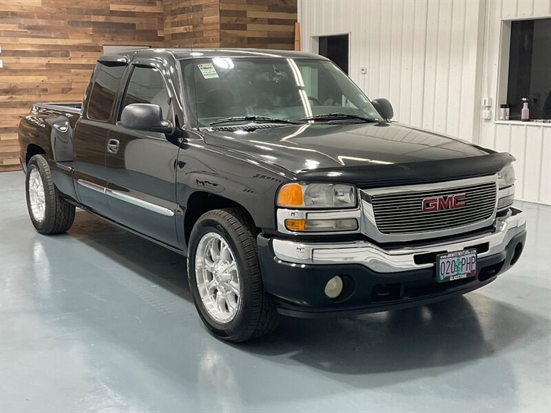 2005 GMC Sierra 1500 SLE Extended Cab 4-Door / 5.3L V8 / Leather Seats  / ZERO RUST - Photo 2 - Gladstone, OR 97027