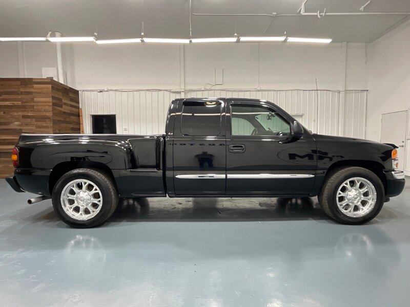 2005 GMC Sierra 1500 SLE Extended Cab 4-Door / 5.3L V8 / Leather Seats  / ZERO RUST - Photo 4 - Gladstone, OR 97027