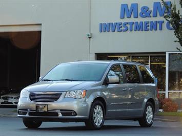 2016 Chrysler Town & Country Touring Edition / Leather / Backup / DVD/ 1-OWNER Minivan