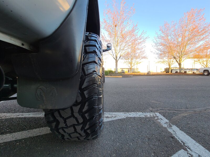 1999 Dodge Ram 2500 Laramie Quad Cab / 4X4 / 5.9L CUMMINS DIESEL /  5-SPEED MANUAL / NEW MOTO METAL WHEELS / NEW TIRES / LIFTED !! - Photo 23 - Portland, OR 97217