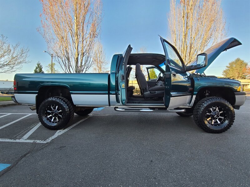 1999 Dodge Ram 2500 Laramie Quad Cab / 4X4 / 5.9L CUMMINS DIESEL /  5-SPEED MANUAL / NEW MOTO METAL WHEELS / NEW TIRES / LIFTED !! - Photo 22 - Portland, OR 97217