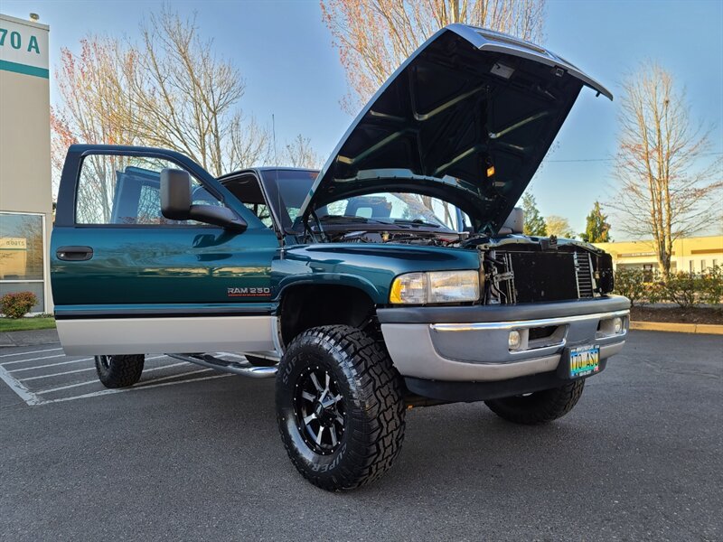 1999 Dodge Ram 2500 Laramie Quad Cab / 4X4 / 5.9L CUMMINS DIESEL /  5-SPEED MANUAL / NEW MOTO METAL WHEELS / NEW TIRES / LIFTED !! - Photo 57 - Portland, OR 97217