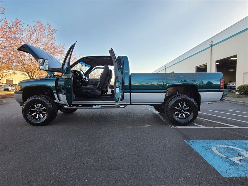 1999 Dodge Ram 2500 Laramie Quad Cab / 4X4 / 5.9L CUMMINS DIESEL /  5-SPEED MANUAL / NEW MOTO METAL WHEELS / NEW TIRES / LIFTED !! - Photo 21 - Portland, OR 97217