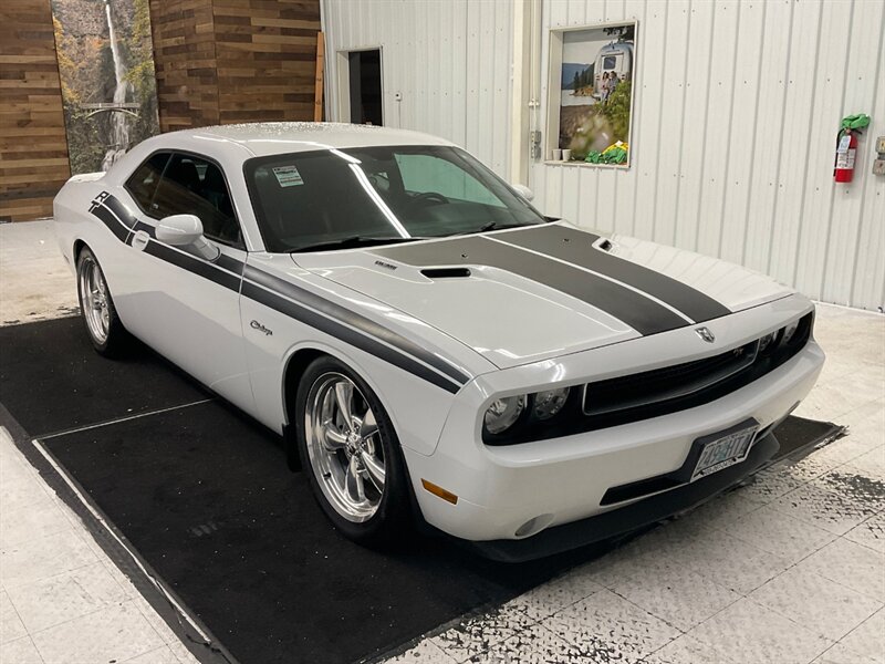 2010 Dodge Challenger R/T Classic Coupe / V8 5.7L HEMI / Leather Heated  / Excel Cond - Photo 2 - Gladstone, OR 97027