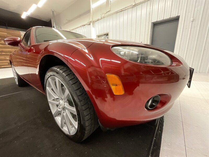 2006 Mazda MX-5 Miata Grand Touring Convertible / 6-SPEED / 1-OWNER  /LOCAL OREGON CAR / Leather Seats / 94,000 MILES - Photo 30 - Gladstone, OR 97027