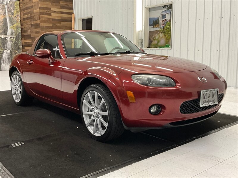 2006 Mazda MX-5 Miata Grand Touring Convertible / 6-SPEED / 1-OWNER  /LOCAL OREGON CAR / Leather Seats / 94,000 MILES - Photo 2 - Gladstone, OR 97027