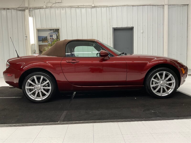 2006 Mazda MX-5 Miata Grand Touring Convertible / 6-SPEED / 1-OWNER  /LOCAL OREGON CAR / Leather Seats / 94,000 MILES - Photo 4 - Gladstone, OR 97027