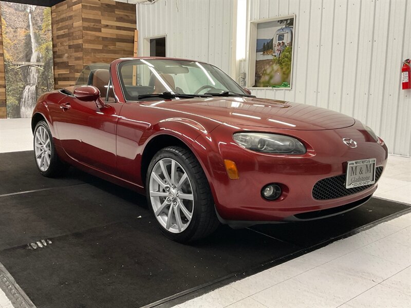 2006 Mazda MX-5 Miata Grand Touring Convertible / 6-SPEED / 1-OWNER  /LOCAL OREGON CAR / Leather Seats / 94,000 MILES - Photo 50 - Gladstone, OR 97027