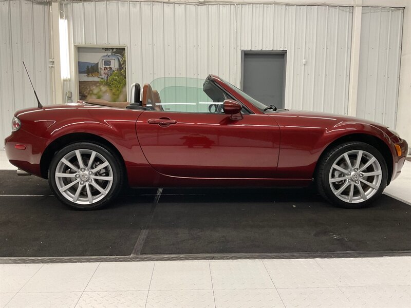 2006 Mazda MX-5 Miata Grand Touring Convertible / 6-SPEED / 1-OWNER  /LOCAL OREGON CAR / Leather Seats / 94,000 MILES - Photo 28 - Gladstone, OR 97027