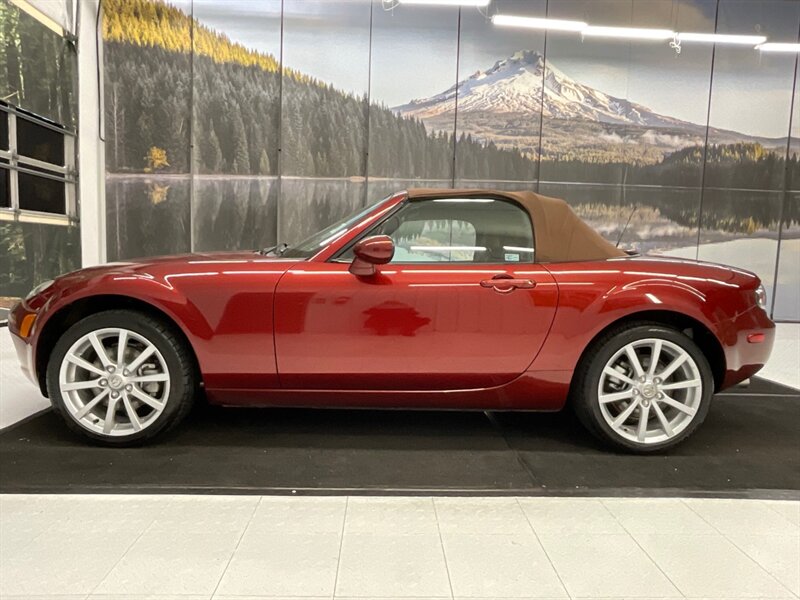 2006 Mazda MX-5 Miata Grand Touring Convertible / 6-SPEED / 1-OWNER  /LOCAL OREGON CAR / Leather Seats / 94,000 MILES - Photo 3 - Gladstone, OR 97027