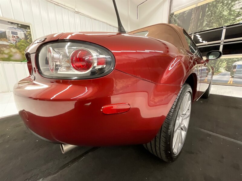 2006 Mazda MX-5 Miata Grand Touring Convertible / 6-SPEED / 1-OWNER  /LOCAL OREGON CAR / Leather Seats / 94,000 MILES - Photo 31 - Gladstone, OR 97027