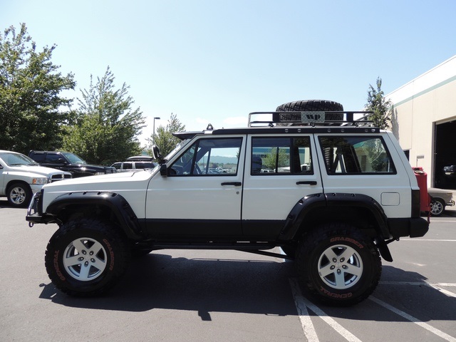 1989 Jeep Cherokee Pioneer / 4X4 / 5-SPEED MANUAL / LIFTED LIFTED