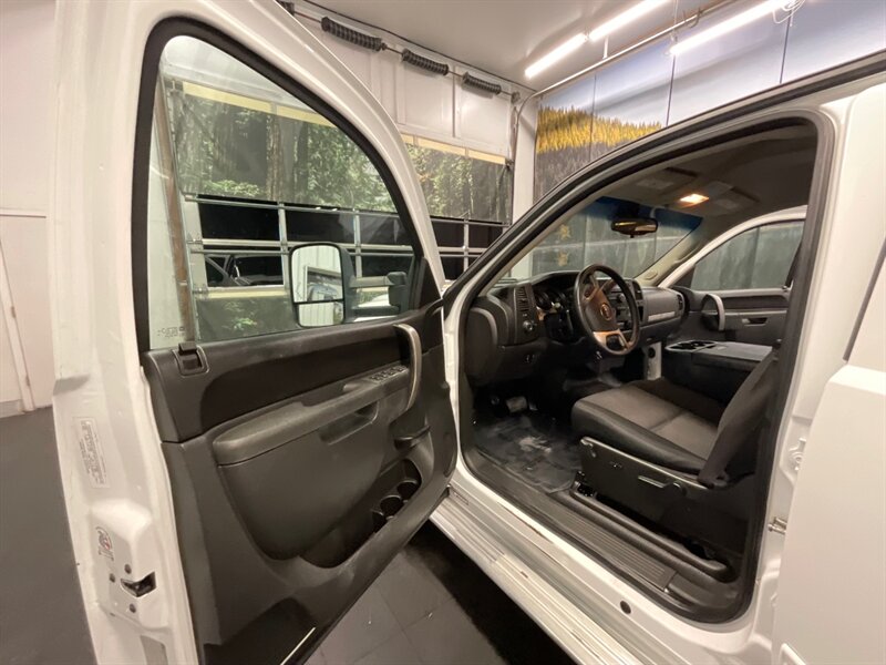 2013 GMC Sierra 2500 SLE Crew Cab 4X4 / 6.0 V8 / NEW TIRES / LONG BED  Z71 OFF RD PKG/ 6.0L V8 GAS / CLEAN INSIDE & OUT / RUST FREE - Photo 13 - Gladstone, OR 97027