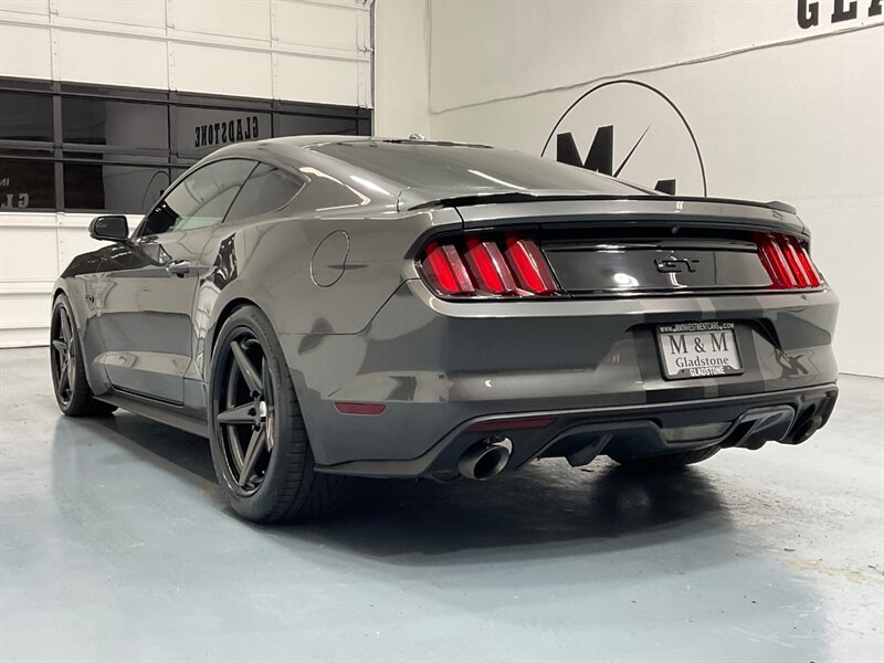 2017 Ford Mustang GT Premium / 5.0L V8 / Leather / 6-SPEED MANUAL  / ONLY 33,000 MILES - Photo 7 - Gladstone, OR 97027