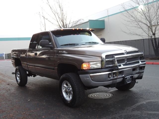 2001 Dodge Ram 2500 SLT/ 4X4 / 5.9L Cummins Diesel/ 6-Speed Manual/   - Photo 2 - Portland, OR 97217