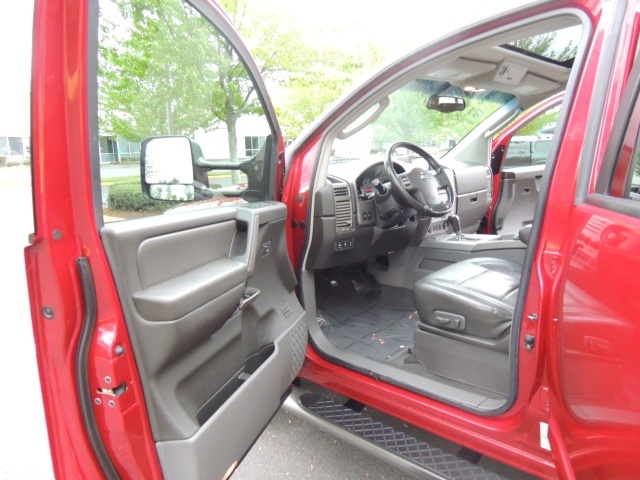 2005 Nissan Titan LE / 4X4 / Leather/ Navigation / Sunroof / DVD   - Photo 13 - Portland, OR 97217