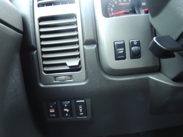 2005 Nissan Titan LE / 4X4 / Leather/ Navigation / Sunroof / DVD   - Photo 22 - Portland, OR 97217