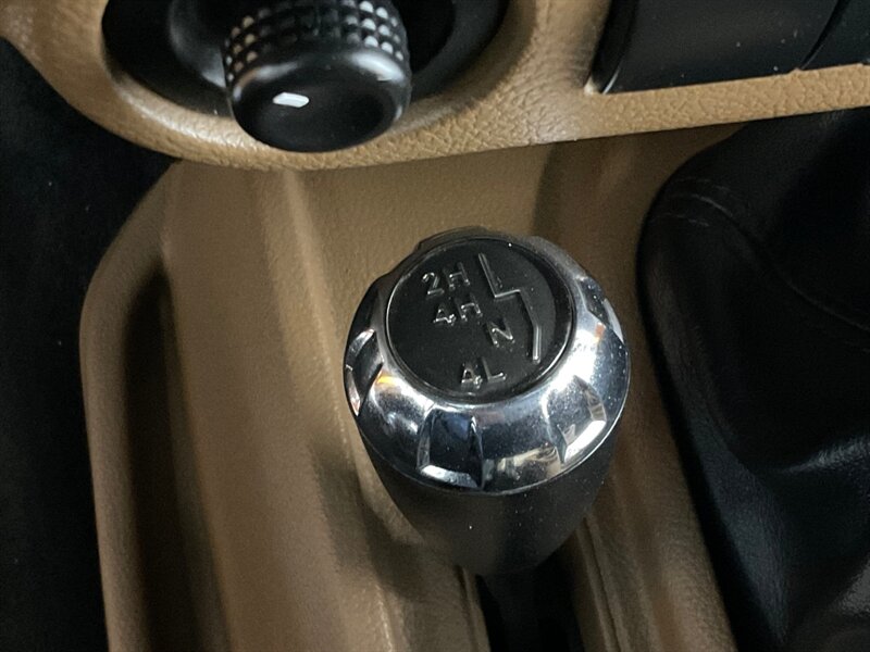 2012 Jeep Wrangler Unlimited Rubicon 4X4 / V6 /6-SPEED MANUAL /LIFTED / BRAND NEW 35 " MUD TIRES / Navigation / WINCH / ZERO RUST/ 77K MILES - Photo 40 - Gladstone, OR 97027