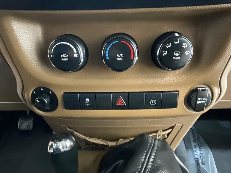 2012 Jeep Wrangler Unlimited Rubicon 4X4 / V6 /6-SPEED MANUAL /LIFTED / BRAND NEW 35 " MUD TIRES / Navigation / WINCH / ZERO RUST/ 77K MILES - Photo 19 - Gladstone, OR 97027