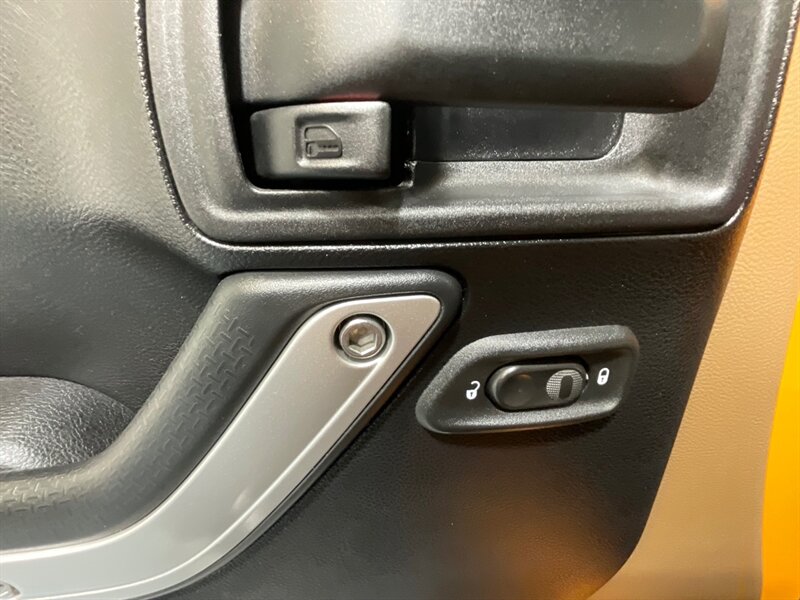 2012 Jeep Wrangler Unlimited Rubicon 4X4 / V6 /6-SPEED MANUAL /LIFTED / BRAND NEW 35 " MUD TIRES / Navigation / WINCH / ZERO RUST/ 77K MILES - Photo 37 - Gladstone, OR 97027