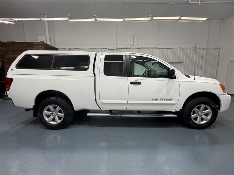 2012 Nissan Titan SV King Cab 4dr 4X4 / 1-OWNER / 76K MILES  / ZERO RUST - Photo 4 - Gladstone, OR 97027
