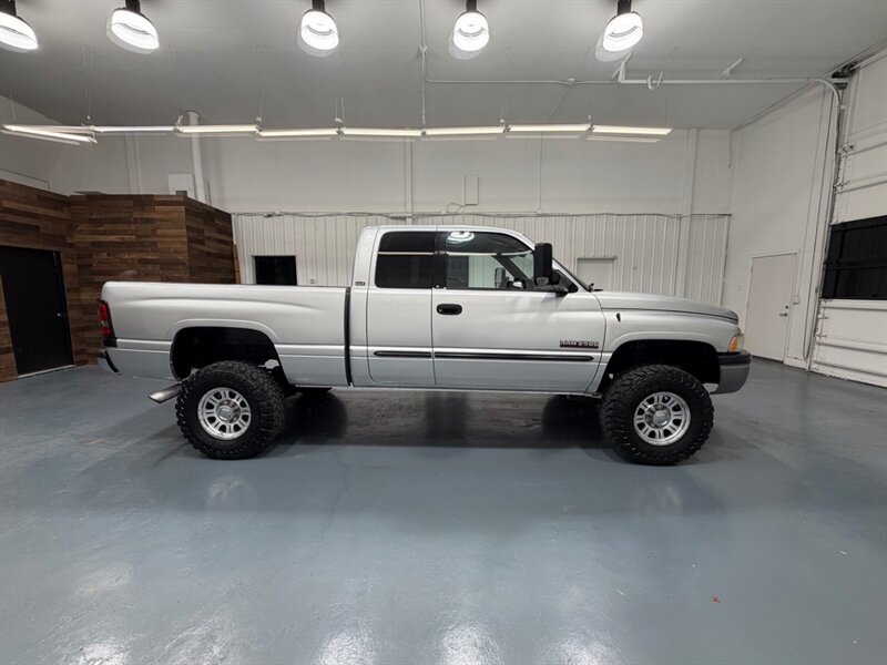 2002 Dodge Ram 2500 SLT Quad Cab 4X4/ 5.9L Diesel / 6 SPEED MANUAL  / SHORT BED / ONLY 146K MILES - Photo 4 - Gladstone, OR 97027