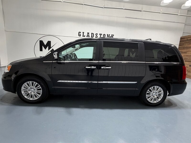2013 Chrysler Town & Country Limited Minivan FULLY LOADED /NEW TIRES/1-OWNER  /DVD Player / Navi & Backup Camera - Photo 3 - Gladstone, OR 97027