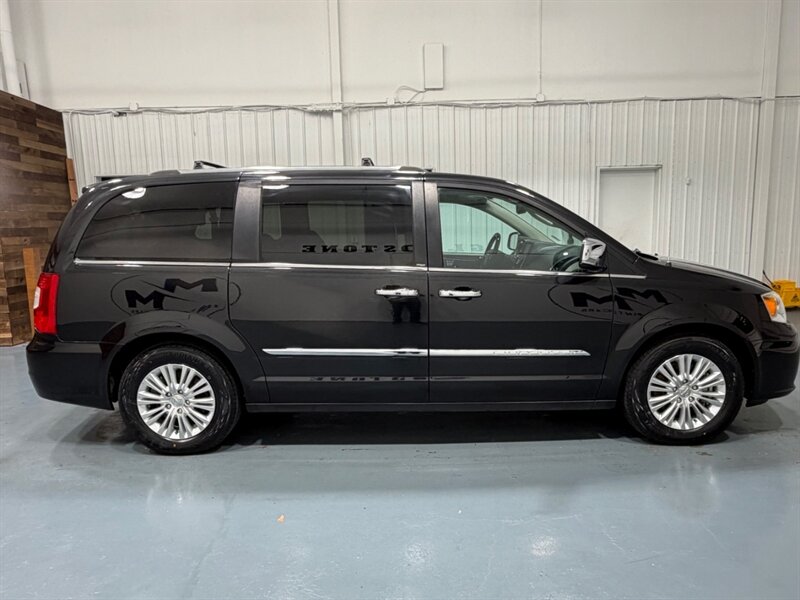 2013 Chrysler Town & Country Limited Minivan FULLY LOADED /NEW TIRES/1-OWNER  /DVD Player / Navi & Backup Camera - Photo 4 - Gladstone, OR 97027