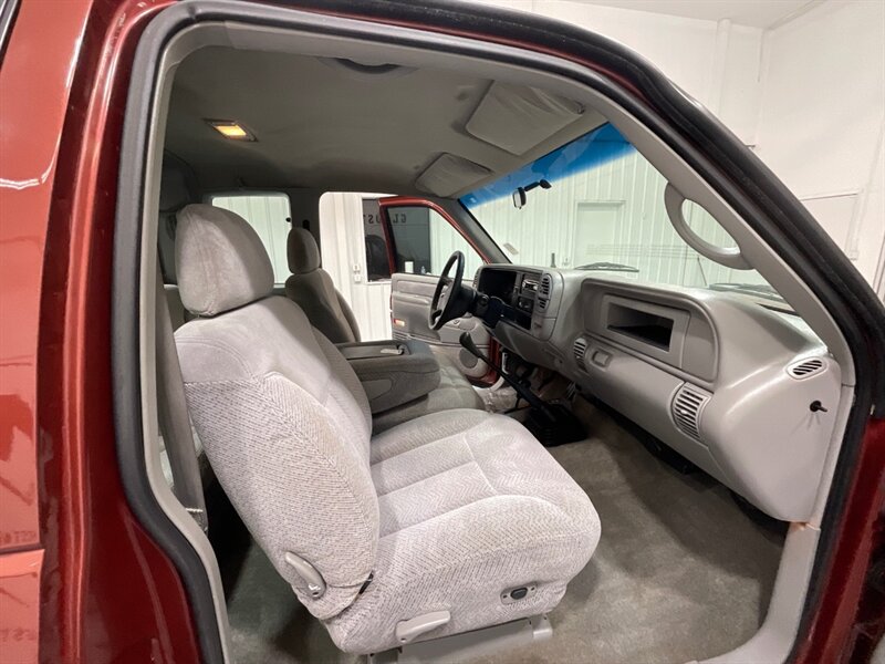 1998 Chevrolet C/K 3500 Series K3500 Cheyenne 4X4 5-SPEED MANUAL / DUALLY/V8 7.4L / LONG BED / 1-TON DUALLY / RARE 5-SPEED MANUAL - Photo 13 - Gladstone, OR 97027