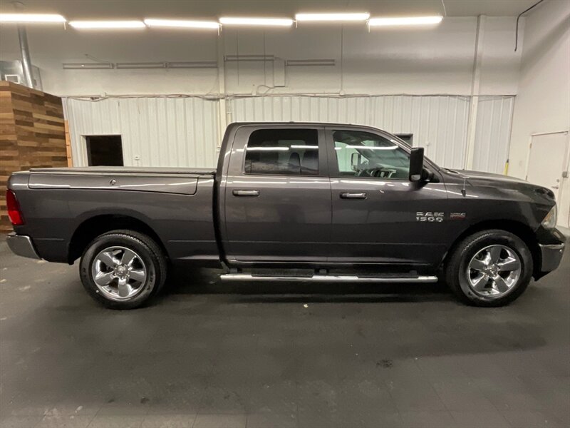 2017 RAM 1500 Big Horn Crew Cab 4X4 / 5.7L HEMI / 9,000 MILES  1-OWNER LOCAL TRUCK / RAM BOX / LIKE NEW CONDITION !! - Photo 4 - Gladstone, OR 97027