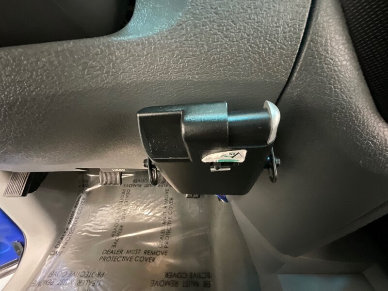 2007 Dodge Ram 1500 ST Regular Cab RWD / 4.7L V8 / 6-SPEED MANUAL  / SHORT BED / ZERO RUST / ONLY 55,000 MILES - Photo 21 - Gladstone, OR 97027