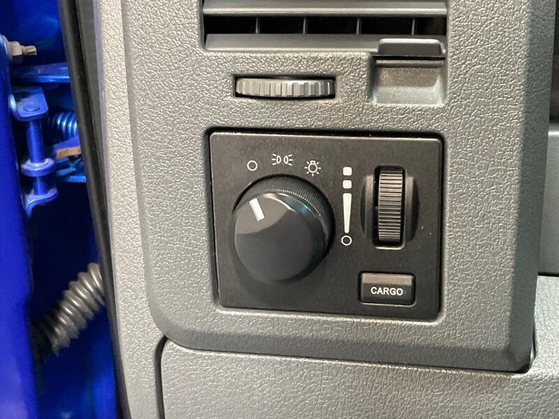 2007 Dodge Ram 1500 ST Regular Cab RWD / 4.7L V8 / 6-SPEED MANUAL  / SHORT BED / ZERO RUST / ONLY 55,000 MILES - Photo 36 - Gladstone, OR 97027