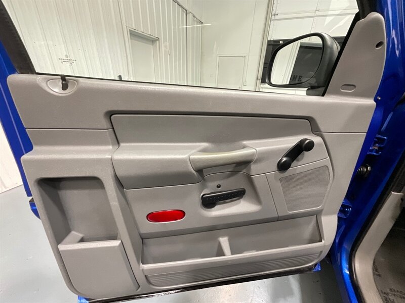 2007 Dodge Ram 1500 ST Regular Cab RWD / 4.7L V8 / 6-SPEED MANUAL  / SHORT BED / ZERO RUST / ONLY 55,000 MILES - Photo 32 - Gladstone, OR 97027