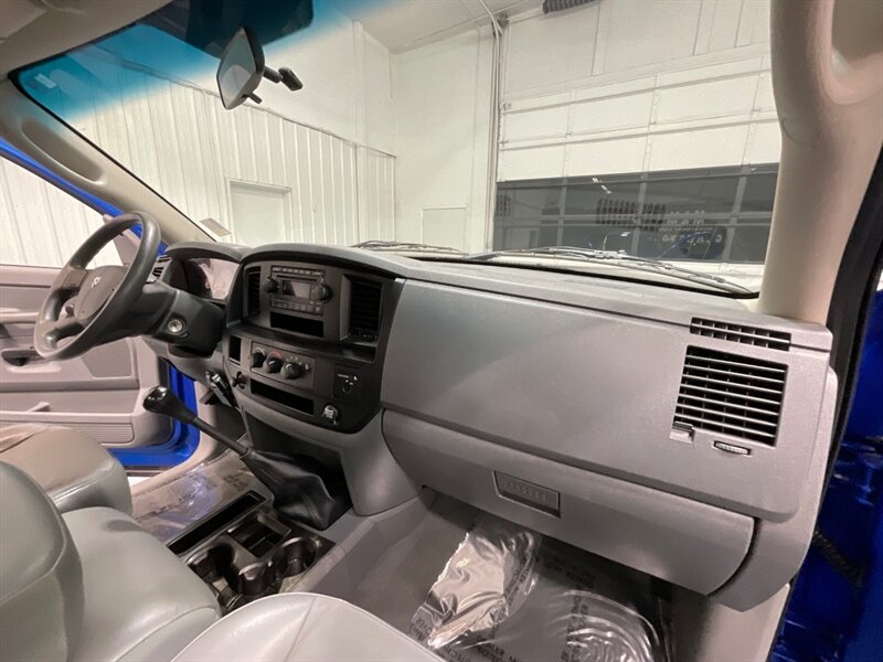 2007 Dodge Ram 1500 ST Regular Cab RWD / 4.7L V8 / 6-SPEED MANUAL  / SHORT BED / ZERO RUST / ONLY 55,000 MILES - Photo 17 - Gladstone, OR 97027