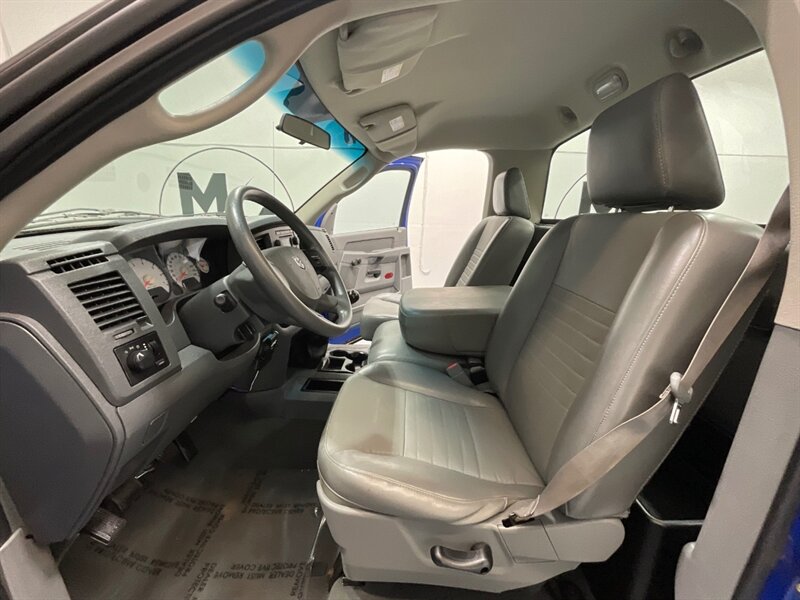 2007 Dodge Ram 1500 ST Regular Cab RWD / 4.7L V8 / 6-SPEED MANUAL  / SHORT BED / ZERO RUST / ONLY 55,000 MILES - Photo 12 - Gladstone, OR 97027