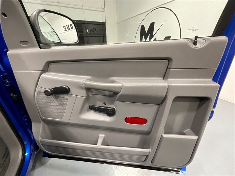 2007 Dodge Ram 1500 ST Regular Cab RWD / 4.7L V8 / 6-SPEED MANUAL  / SHORT BED / ZERO RUST / ONLY 55,000 MILES - Photo 33 - Gladstone, OR 97027