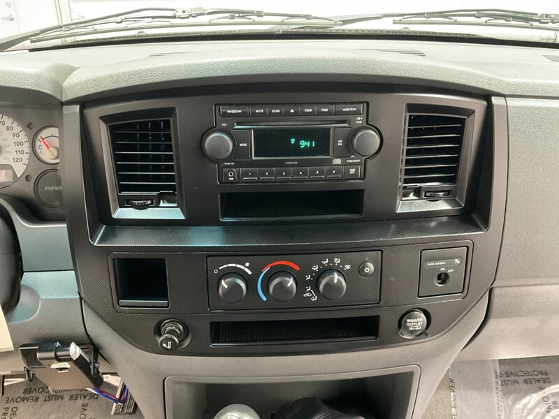 2007 Dodge Ram 1500 ST Regular Cab RWD / 4.7L V8 / 6-SPEED MANUAL  / SHORT BED / ZERO RUST / ONLY 55,000 MILES - Photo 20 - Gladstone, OR 97027