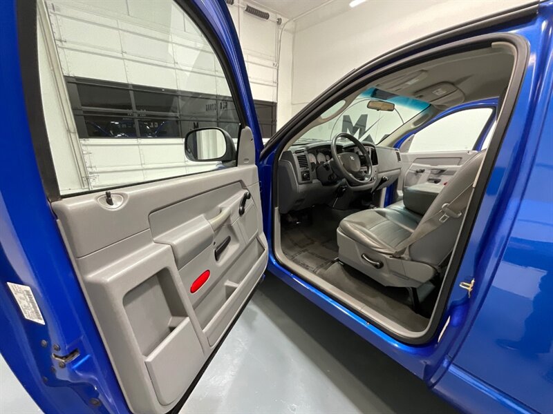 2007 Dodge Ram 1500 ST Regular Cab RWD / 4.7L V8 / 6-SPEED MANUAL  / SHORT BED / ZERO RUST / ONLY 55,000 MILES - Photo 31 - Gladstone, OR 97027