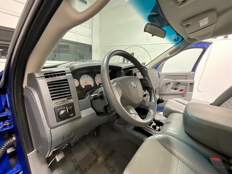 2007 Dodge Ram 1500 ST Regular Cab RWD / 4.7L V8 / 6-SPEED MANUAL  / SHORT BED / ZERO RUST / ONLY 55,000 MILES - Photo 19 - Gladstone, OR 97027