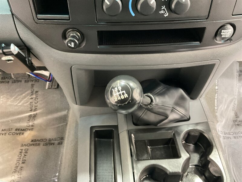 2007 Dodge Ram 1500 ST Regular Cab RWD / 4.7L V8 / 6-SPEED MANUAL  / SHORT BED / ZERO RUST / ONLY 55,000 MILES - Photo 18 - Gladstone, OR 97027