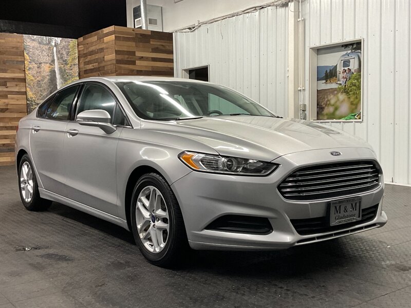 2016 Ford Fusion SE Sedan / Backup Ca   - Photo 2 - Gladstone, OR 97027