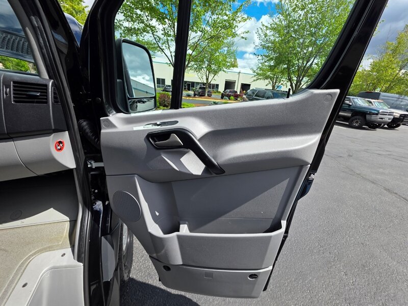 2016 Mercedes-Benz Sprinter Turbo Diesel 12-Passenger Roof Top A/C New Tires / 144 " WB / Excellent Condition - Photo 32 - Portland, OR 97217