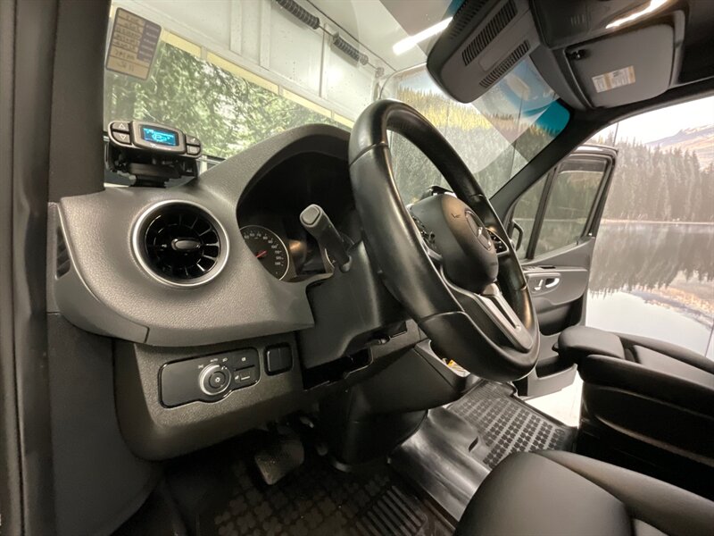 2020 Mercedes-Benz Sprinter 2500 CARGO VAN 4X4 / 3.0L DIESEL / 11,000 MILES  / 1-OWNER / Navi & Leather - Photo 17 - Gladstone, OR 97027