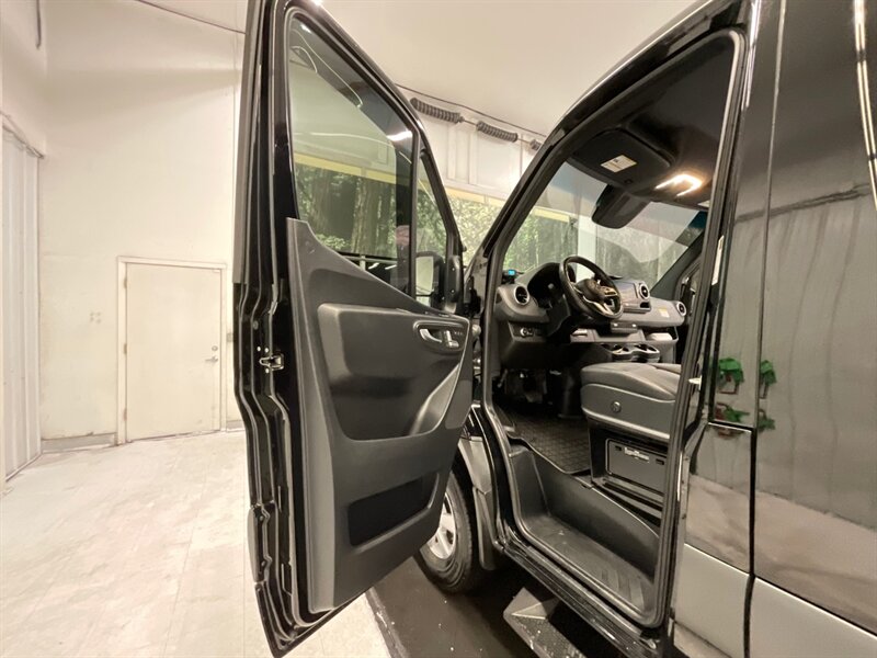 2020 Mercedes-Benz Sprinter 2500 CARGO VAN 4X4 / 3.0L DIESEL / 11,000 MILES  / 1-OWNER / Navi & Leather - Photo 43 - Gladstone, OR 97027