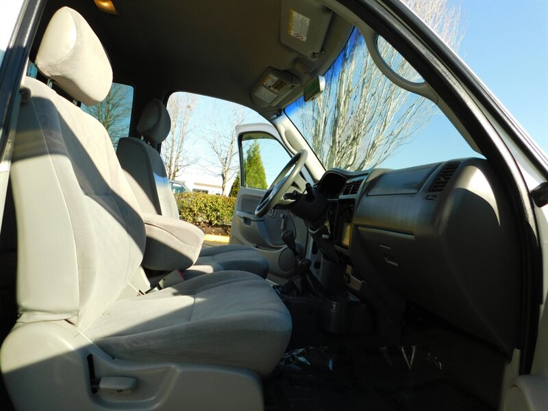 2002 Toyota Tacoma 2dr Xtracab 4X4 / 5-SPEED / LIFTED / LOW MILES   - Photo 16 - Portland, OR 97217